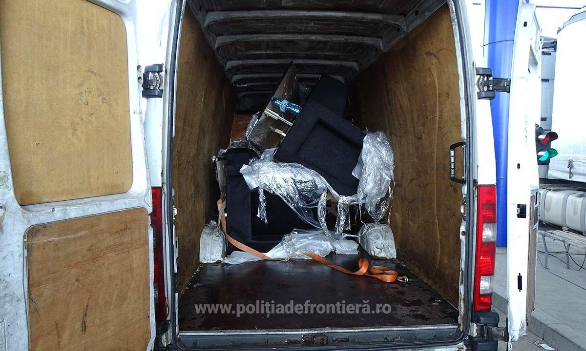 Bărbat oprit la frontieră cu un camion cu canapele. Ce transporta de fapt în ele