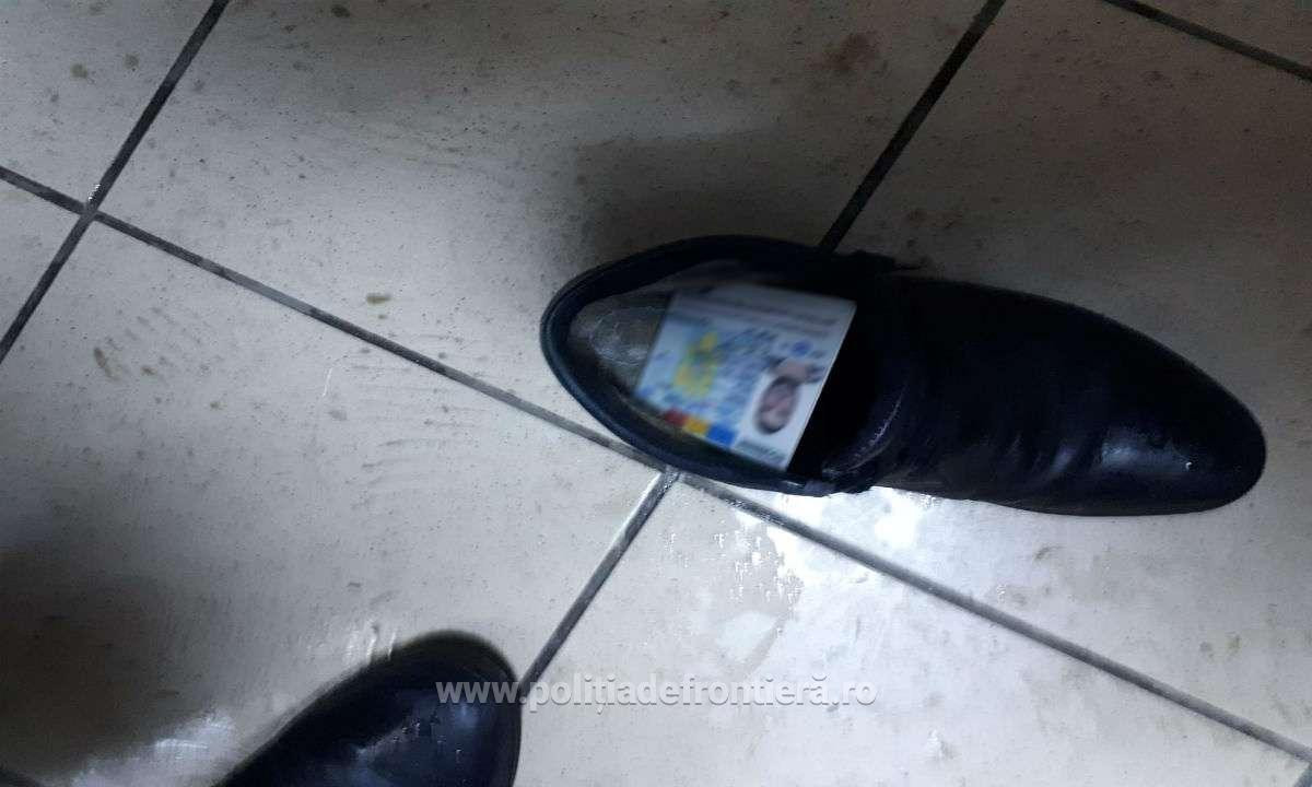 Bărbaţi prinşi cu acte româneşti false în pantofi. Cât plătiseră pentru ele