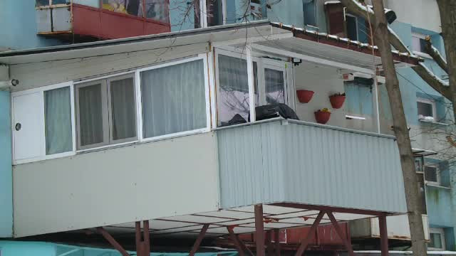 Împinși de sărăcie, locuitorii din cartierul Ferentari își extind periculos locuințele. Cum arată casele lor