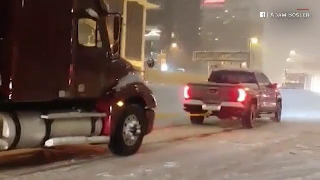 Camion blocat în zăpadă tractat de un vehicul mult mai mic. Reacția șoferului