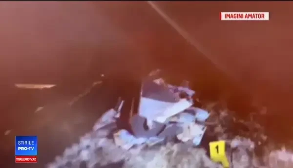 ATM spart de bărbaţi mascaţi, care au fugit cu o maşină de teren. Au scăpat bani pe trouar