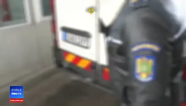 Bărbat oprit la frontieră cu un camion cu canapele. Ce transporta de fapt în ele