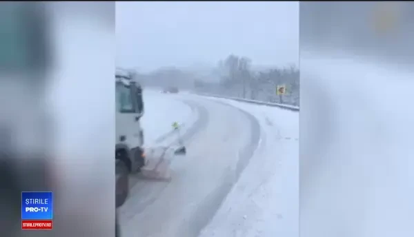 Nămetii ating 50 de centimetri pe trotuare. Zonele din ţară în care zăpada da mari bătăi de cap