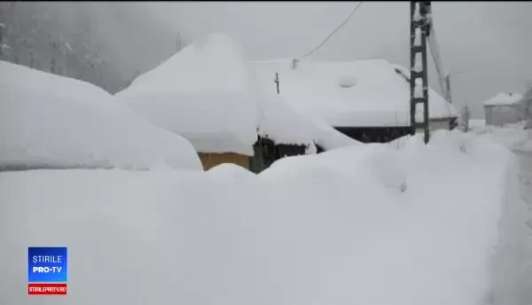 Probleme mari din cauza viscolului. Zona unde nu mai e sare suficientă pentru drumuri
