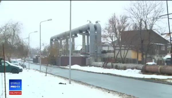 Împinși de sărăcie, locuitorii din cartierul Ferentari își extind periculos locuințele