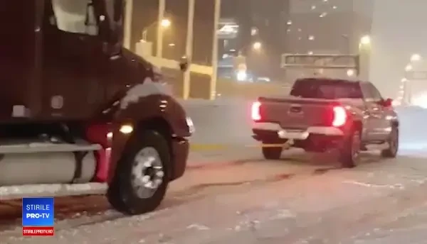 Camion blocat în zăpadă tractat de un vehicul mult mai mic. Reacția șoferului