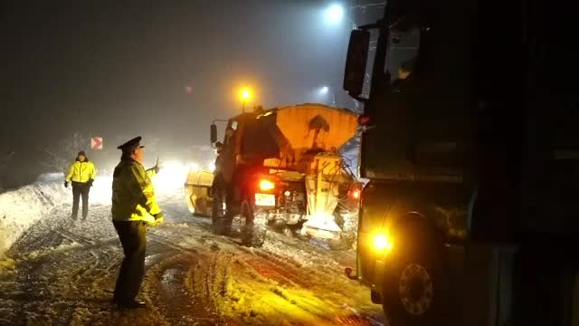 Nordul României, lovit de zăpezi. Drumuri blocate din cauză că utilajele au întârziat