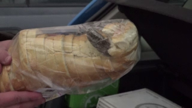 Pâine ambalată cu un șoarece mort, cumpărată din Vaslui: "L-au pus intenționat"