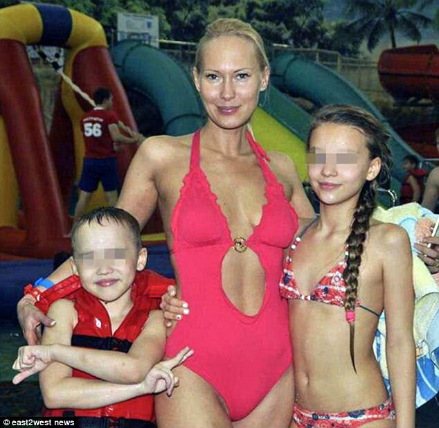 Un model a încercat să vândă virginitatea fiicei de 13 ani unui pedofil bogat