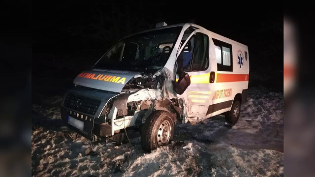 Ambulanță spulberată de o dubă. Șoferul și o pacientă au fost răniți