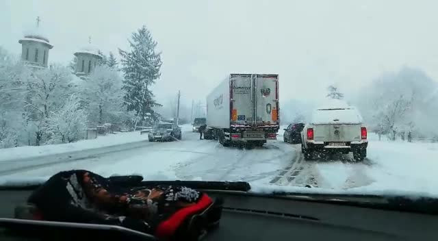 Probleme pe şoselele din toată ţara, din cauza zăpezii. Cod Portocaliu în 2 judeţe