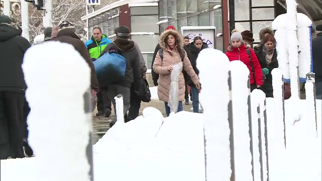 Trafic dat peste cap în Capitală din cauza zăpezii. Marile intersecții, aglomerate
