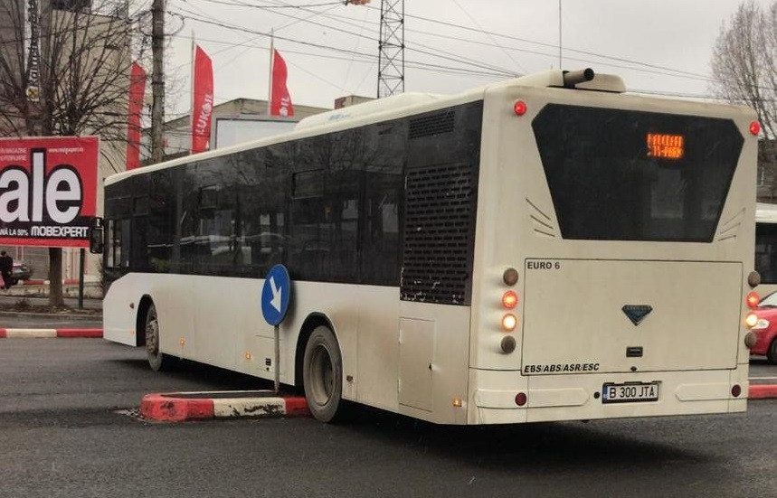 Autobuz cu călători, blocat pe un scuar din Constanţa. Unde era şoferul în acest timp