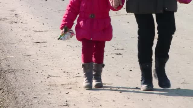 O fetiță a povestit în lacrimi, la 112, ce îi face tatăl. Reacția bărbatului când a aflat