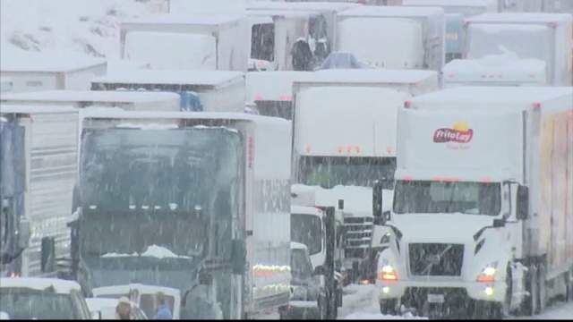 Furtună de zăpadă în Los Angeles. Autoritățile se tem de alunecări de teren