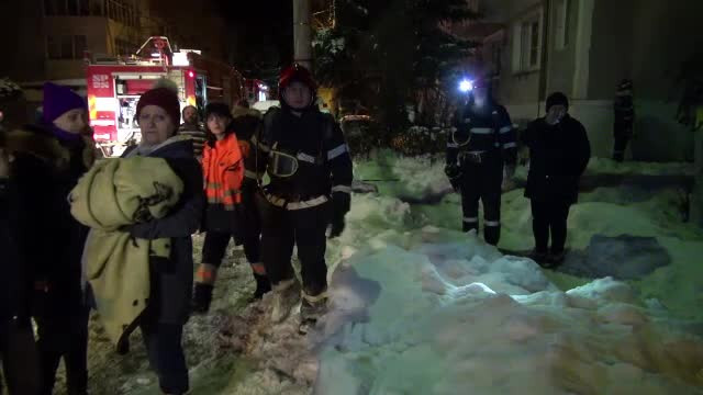 O fetiță de 4 ani a murit, iar fratele ei este în stare gravă după ce s-au jucat cu focul