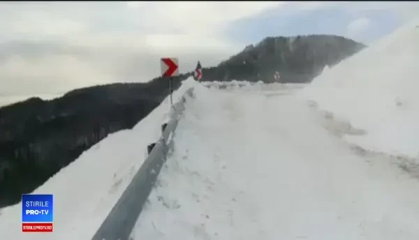 Probleme pe şoselele din toată ţara, din cauza zăpezii. Cod Portocaliu în 2 judeţe