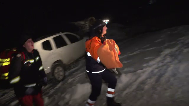 O adolescentă a născut după indicațiile medicilor, prin telefon. De ce nu a ajuns ambulanța