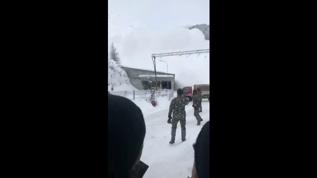 Momentul în care un hotel e îngropat sub zăpadă de o avalanșă. Ce au păţit turiştii