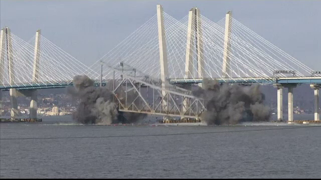 Momentul demolării ultimei bucăți dintr-un pod vechi din New York