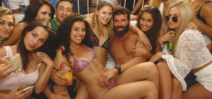 Cum arată vila lui Dan Bilzerian, pe care o închiriază cu 30.000 de lire sterline