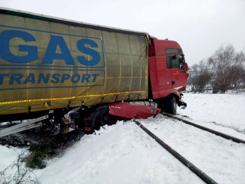 TIR căzut pe calea ferată, în judeţul Hunedoara. Ce se întâmplă cu pasagerii