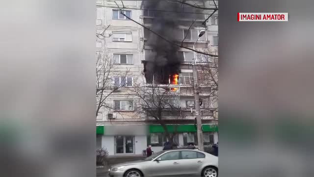 Flăcări uriaşe într-un bloc din Timişoara. Oamenii au fugit, îngroziţi