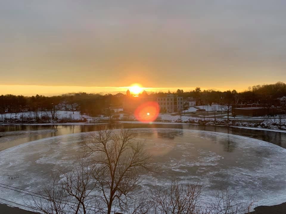 Imagini spectaculoase cu un disc de gheață care seamănă cu o lună. VIDEO