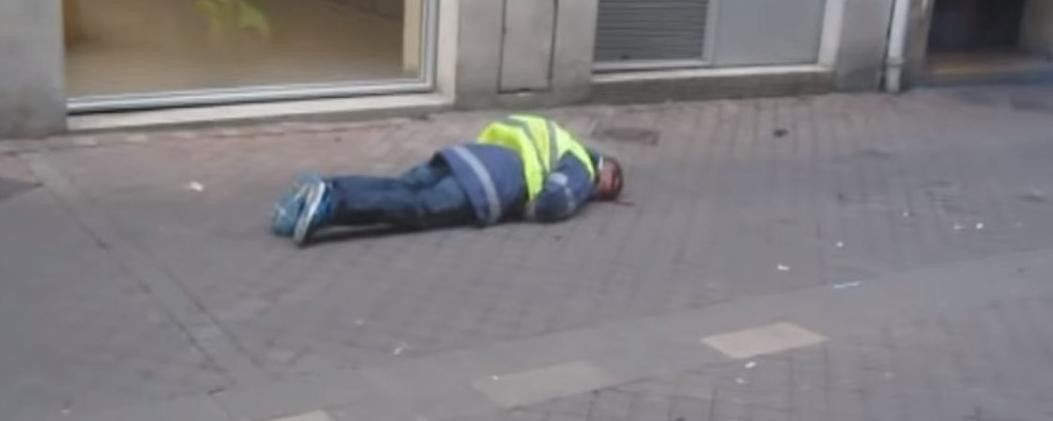 Imagini șocante cu un protestatar din Vestele Galbene ”împușcat în cap de jandarmi”. VIDEO