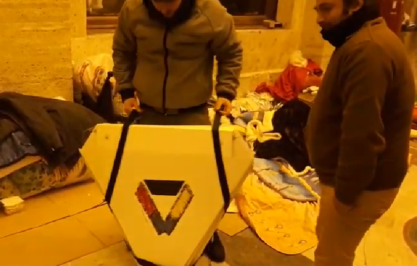 Cum arată cortul pliabil din carton care a devenit viral. A fost creat de o organizație din Italia