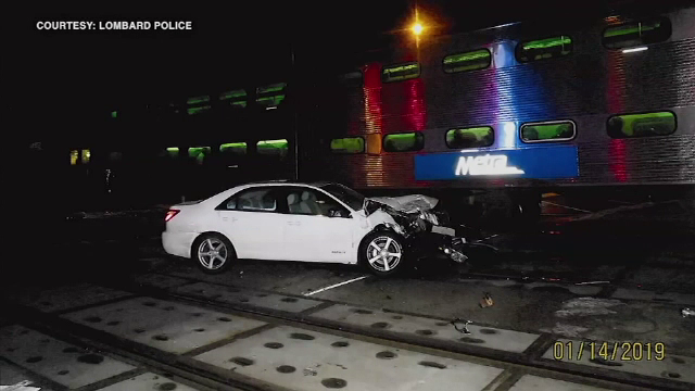 Salvată din propria maşină cu doar câteva secunde înainte să fie lovită de tren. VIDEO