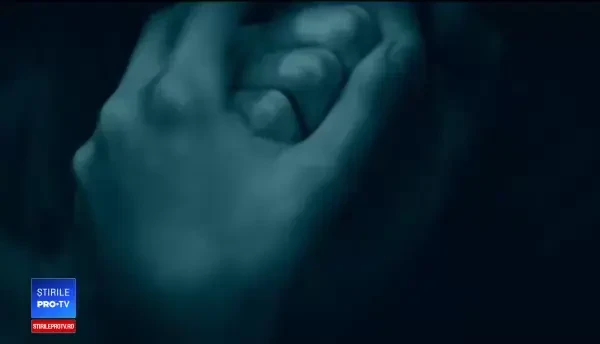 Intervenție riscantă a pompierilor la o casă în flăcări. În interior se afla o butelie