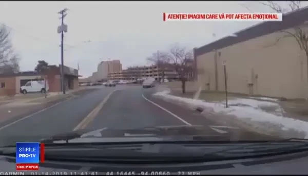 Un copil de 2 ani a căzut cu tot cu „scoică” dintr-o mașină în mers. VIDEO