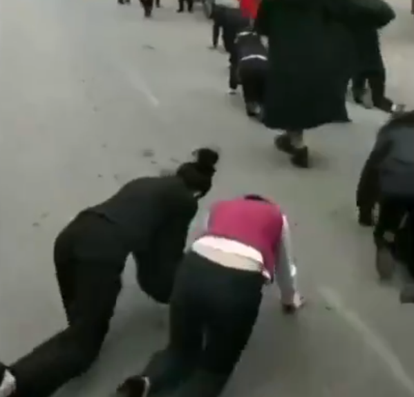 Angajații unei companii, pedepsiți să meargă pe stradă în genunchi. Ce l-a înfuriat pe șef