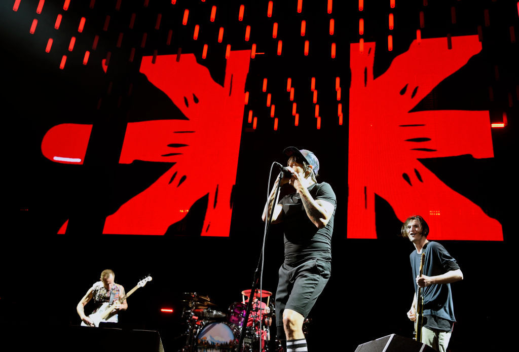 Trupa Red Hot Chili Peppers susține un concert la piramidele Giza din Egipt