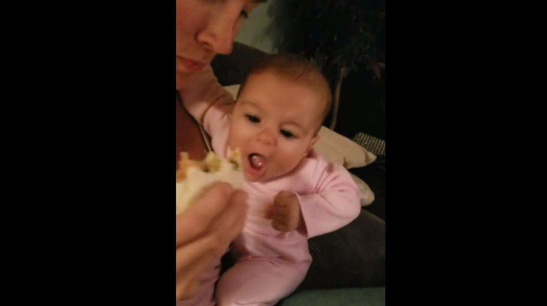 Reacția unui bebeluș când își vede mama mâncând fast-food. VIDEO