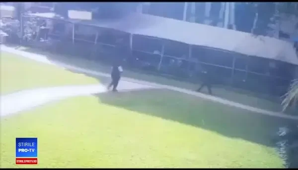 Momentul în care un terorist se aruncă în aer pe teresa unui restaurant din Kenya. VIDEO