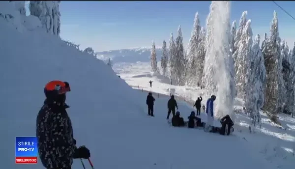 Rasună drujbele în Poiana Braşov. Pericolul apărut din cauza ninsorilor abundente