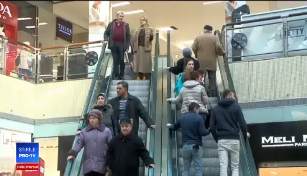 Statul spune că o familie cu 2 copii poate trăi decent cu 2.600 lei/ lună. Cum a calculat