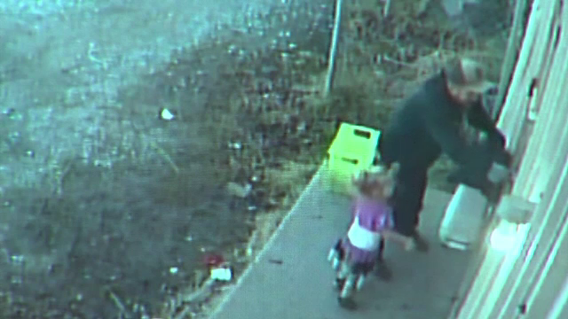 Un bărbat şi fetiţa lui, căutaţi de poliţie după ce individul a jefuit o florărie. Copilul, prezent la furt