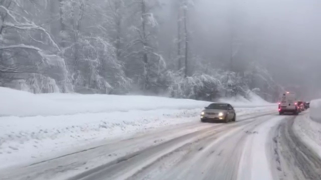 Vremea rea le pune mari probleme şoferilor, în Maramureş. Mai multe TIR-uri, blocate în nămeţi