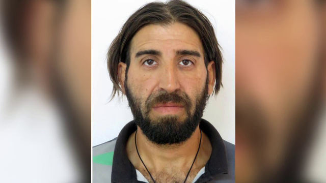 Cum arată agresorul recidivist care a bătut până la inconştienţă un bătrân în scara unui bloc