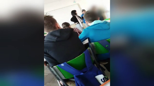 Angajata unei școli, filmată jignind elevii: ”Du-te la mă-ta acasă dacă e frig!”