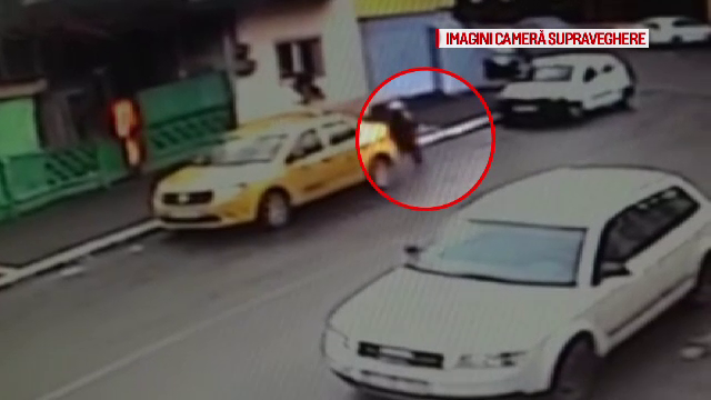 Bărbat filmat în timp ce incendia locuința vecinului cu un Molotov. Victima era acasă