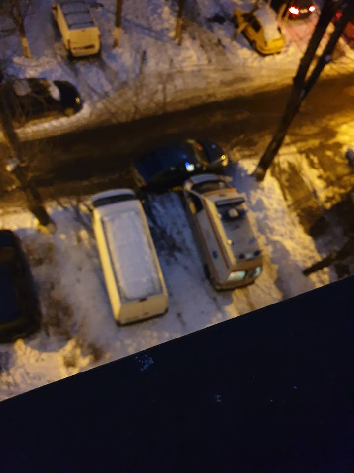 Ambulanță în misiune, blocată de un șofer nervos. Bărbatul a mers în bloc după medici