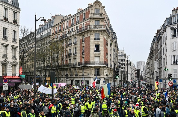 Gaze lacrimogene și tunuri cu apă în Paris. ”Vestele galbene” au protestat din nou