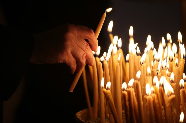 Un băiat sărac și-a cărat mama moartă 5 km, pe bicicletă, pentru a o îngropa. FOTO