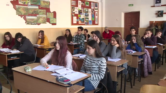 Burse școlare de 10 lei pentru elevi bolnavi oferite de unele primării. ”E umilitor”