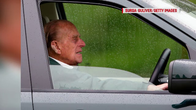Prinţul Philip, avertizat de poliţie după ce a condus fără centură la 2 zile după accident