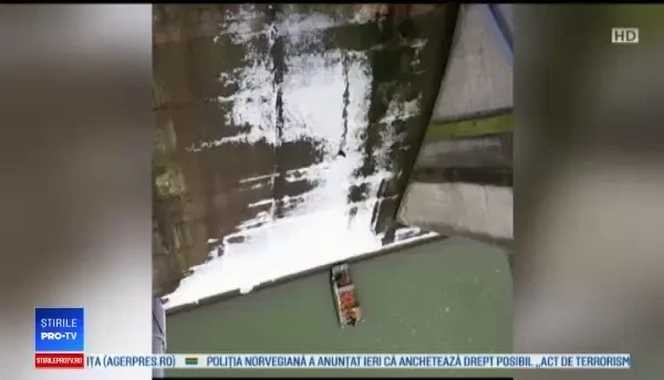 Operațiune spectaculoasă de salvare. Un motan a căzut de pe un baraj